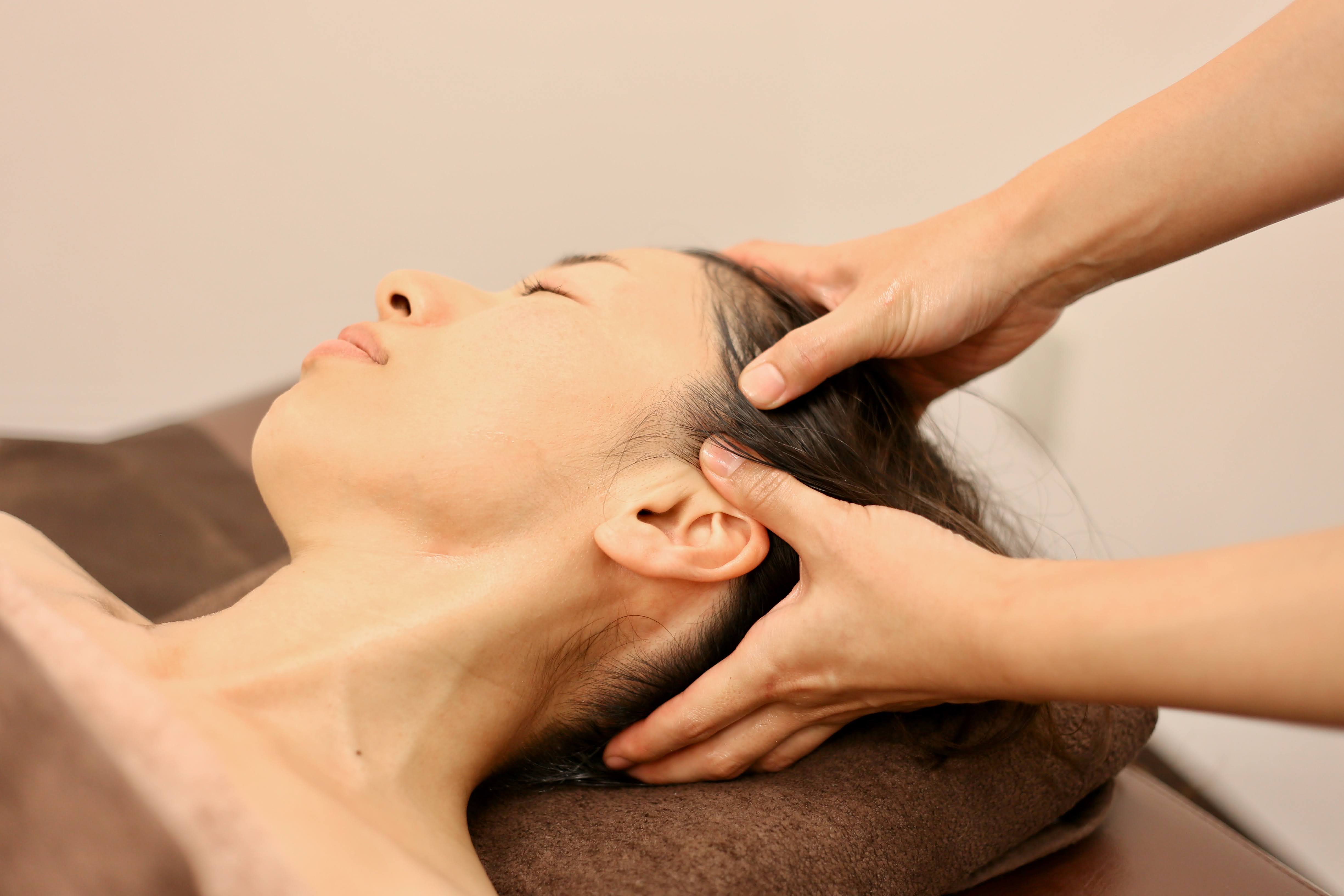 筋膜ストレッチの施術風景